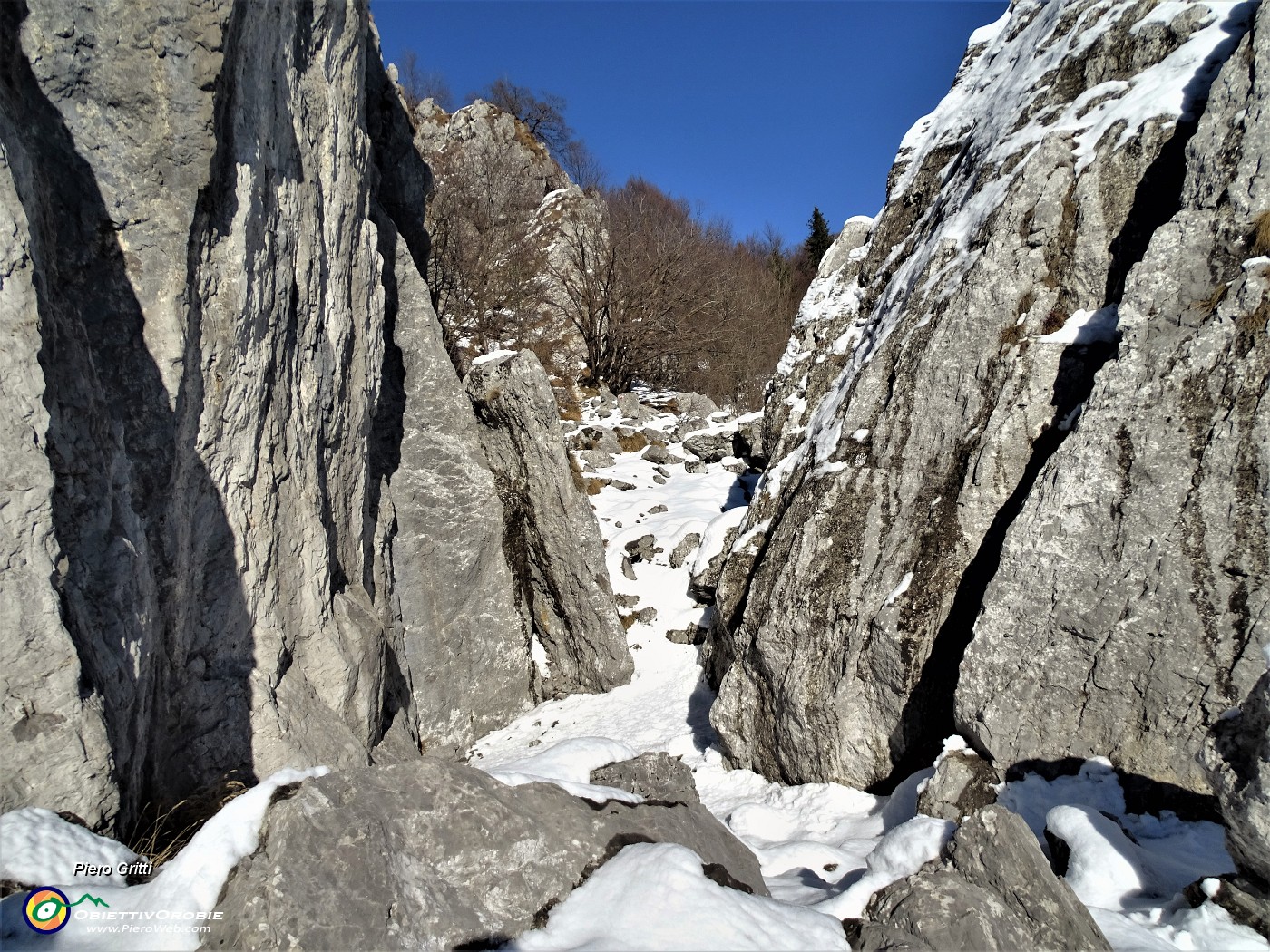 24 Passo tra i torrioni Longo e Gemelli.JPG